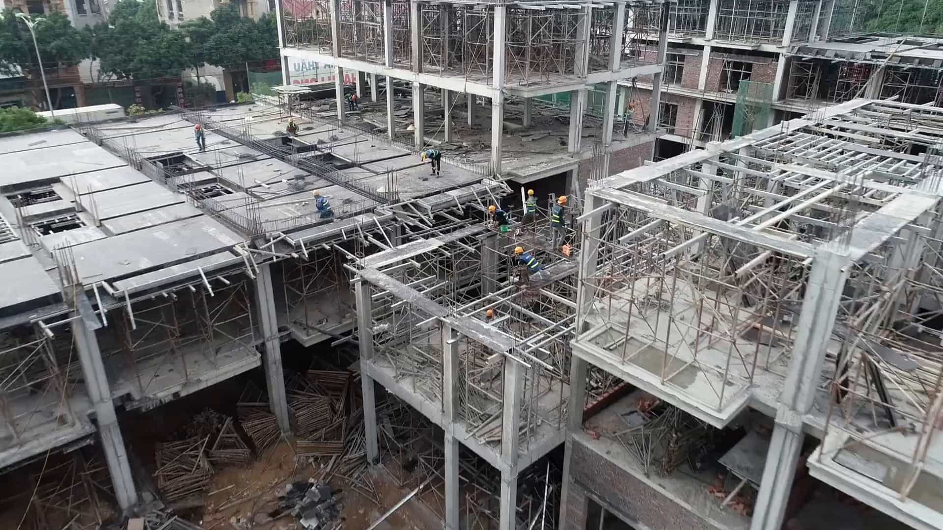 Estructura de hormigón en construcción vista desde el aire
